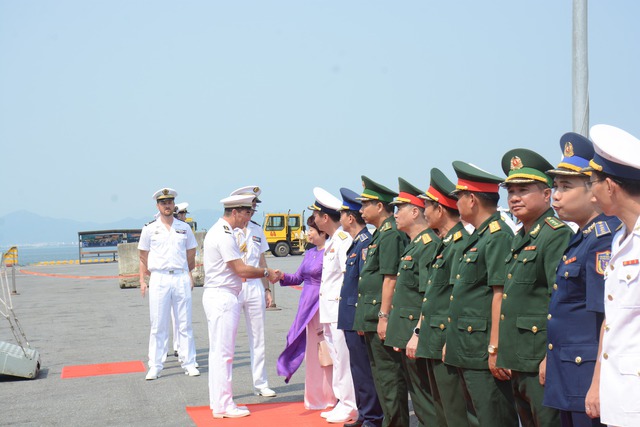 Lễ đón tàu Hải quân Pháp tại cảng Tiên Sa. TP. Đà Nẵng - Ảnh: VGP/Thế Phong