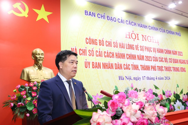Chánh Văn phòng Ban Chỉ đạo CCHC của Chính phủ Phạm Minh Hùng công bố kết quả Chỉ số SIPAS năm 2023 - Ảnh: VGP/LS