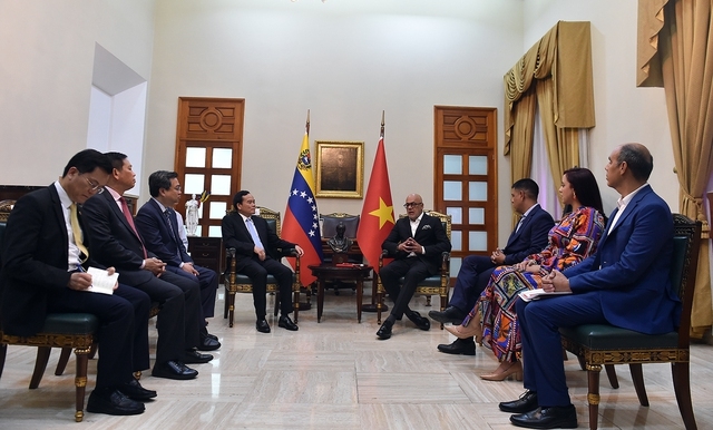 Phó Thủ tướng bày tỏ mong muốn Chủ tịch Jorge Rodriguez tiếp tục quan tâm, ủng hộ cũng như khuyến khích sự ủng hộ, tham gia của doanh nghiệp và người dân Venezuela đối với các dự án hợp tác song phương - Ảnh: VGP/Hải Minh