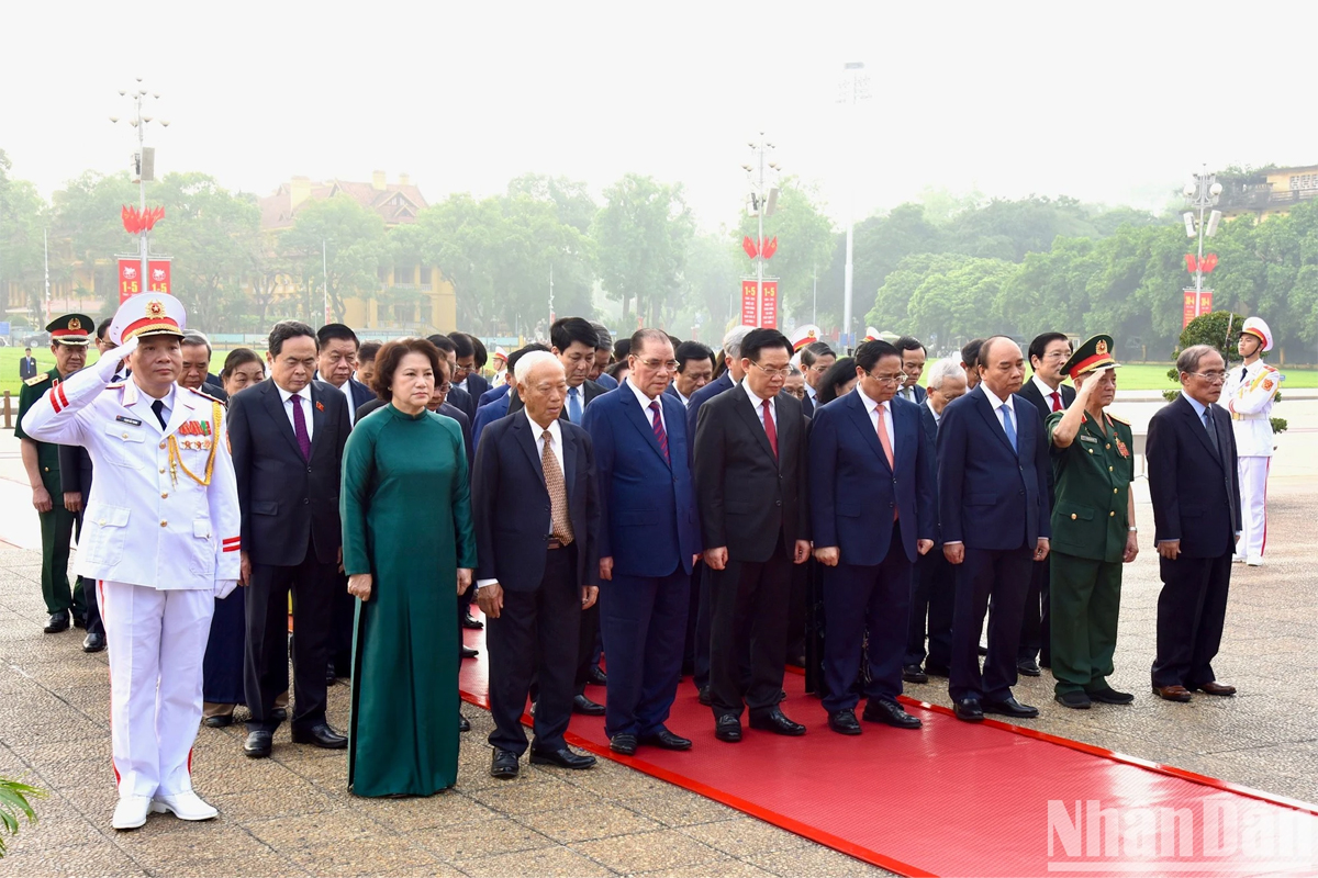 Các đồng chí lãnh đạo Đảng, Nhà nước, nguyên lãnh đạo Đảng, Nhà nước thành kính tưởng nhớ công lao to lớn của Chủ tịch Hồ Chí Minh.