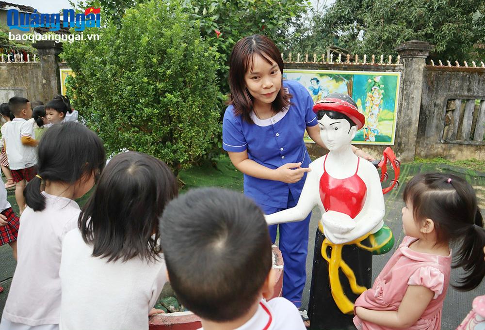 Cô giáo Nguyễn Thị Minh Mẫn, Trường Mầm non 28/8 (Trà Bồng) hướng dẫn trẻ hoạt động trải nghiệm tại Vườn cổ tích.                                                                                                              Ảnh: NHỊ PHƯƠNG