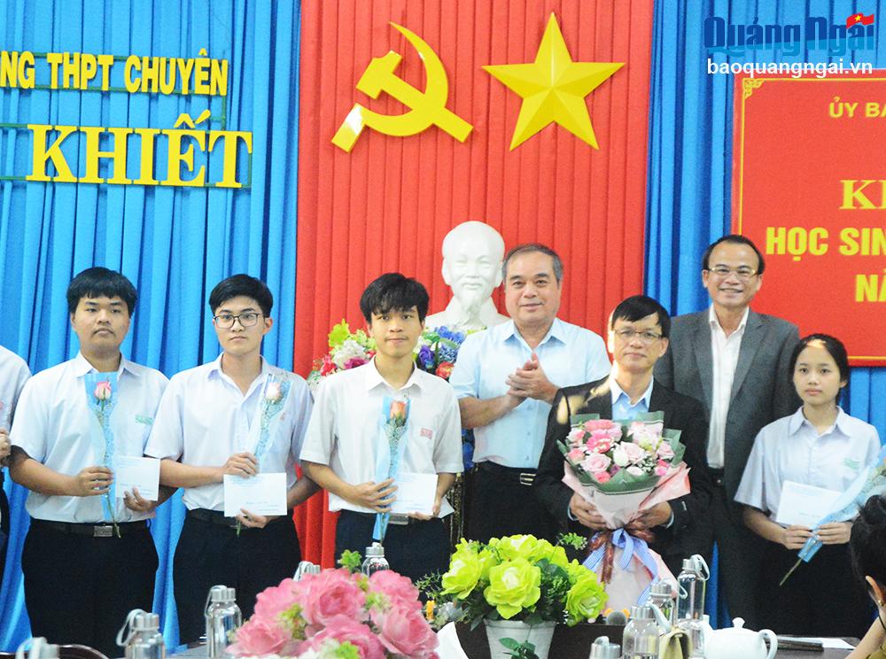 Lãnh đạo tỉnh và Sở GD&ĐT thưởng nóng cho thầy và trò Trường THPT Chuyên Lê Khiết.