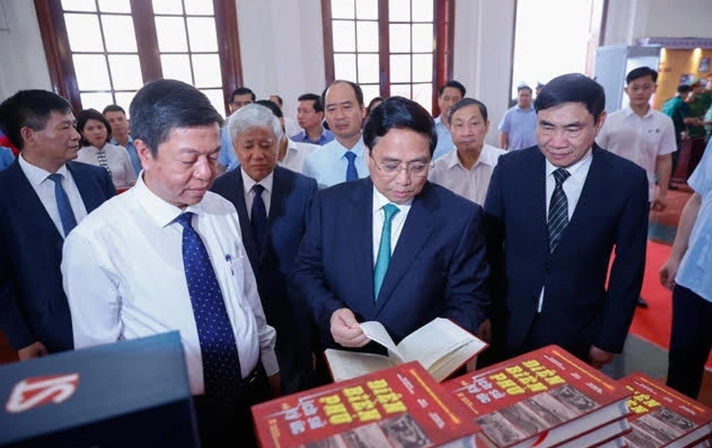 Thủ tướng Phạm Minh Chính nghe giới thiệu về ra mắt cuốn sách viết về
Đại tướng Võ Nguyên Giáp và Chiến dịch Điện Biên Phủ được dịch ra nhiều
thứ tiếng.