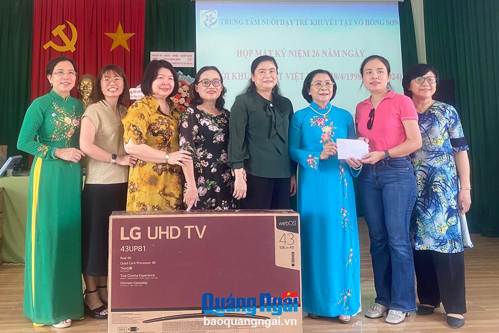 Đoàn công tác tặng quà cho Trung tâm Nuôi dạy trẻ khuyết tật Võ Hồng Sơn.