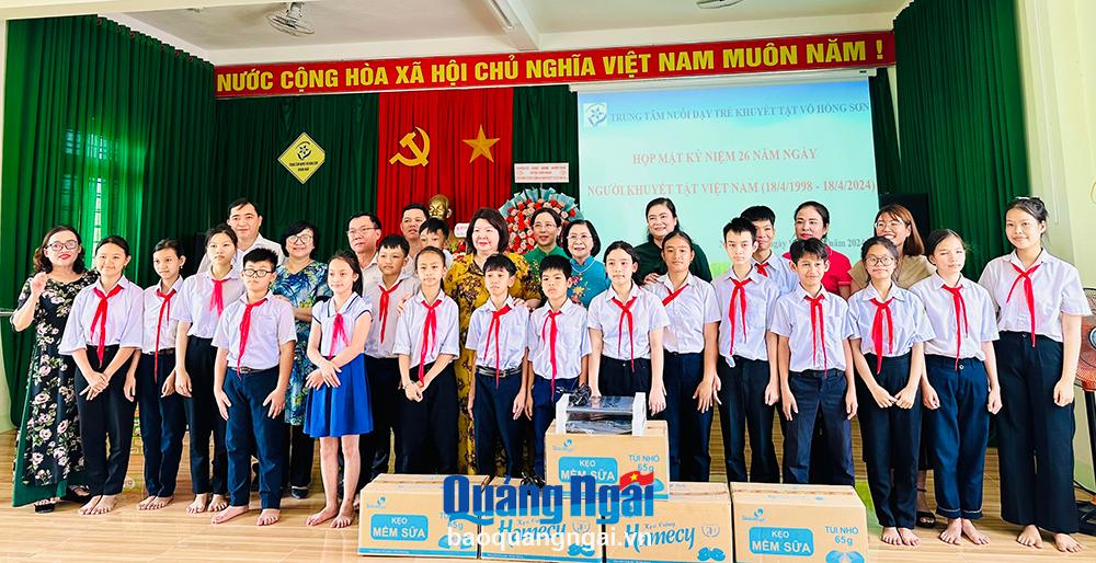 Phó Chủ tịch HĐND tỉnh Nguyễn Tấn Đức, lãnh đạo địa phương cùng đoàn công tác tặng quà cho học sinh.
