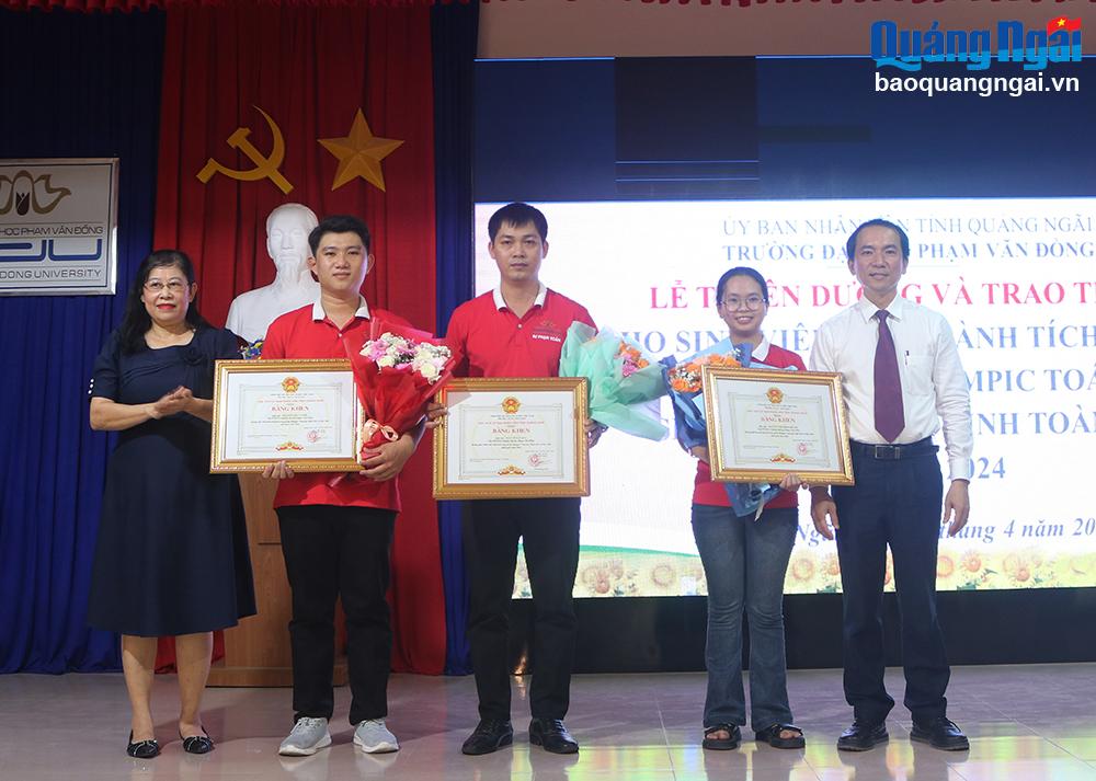 Trao Bằng khen của UBND tỉnh cho sinh viên đoạt giải.