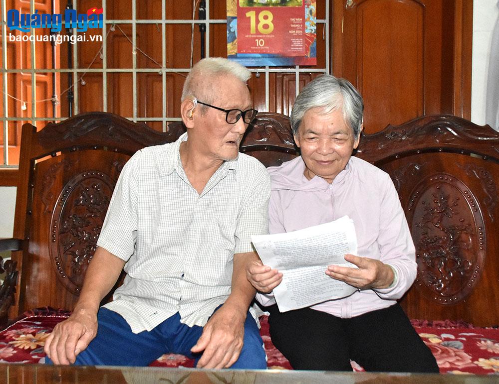 Y sĩ Đào Ngọc Thạnh và vợ là y tá Mai Kim Ngân nâng niu bức thư của thương binh Phạm Quốc Bảo.			
