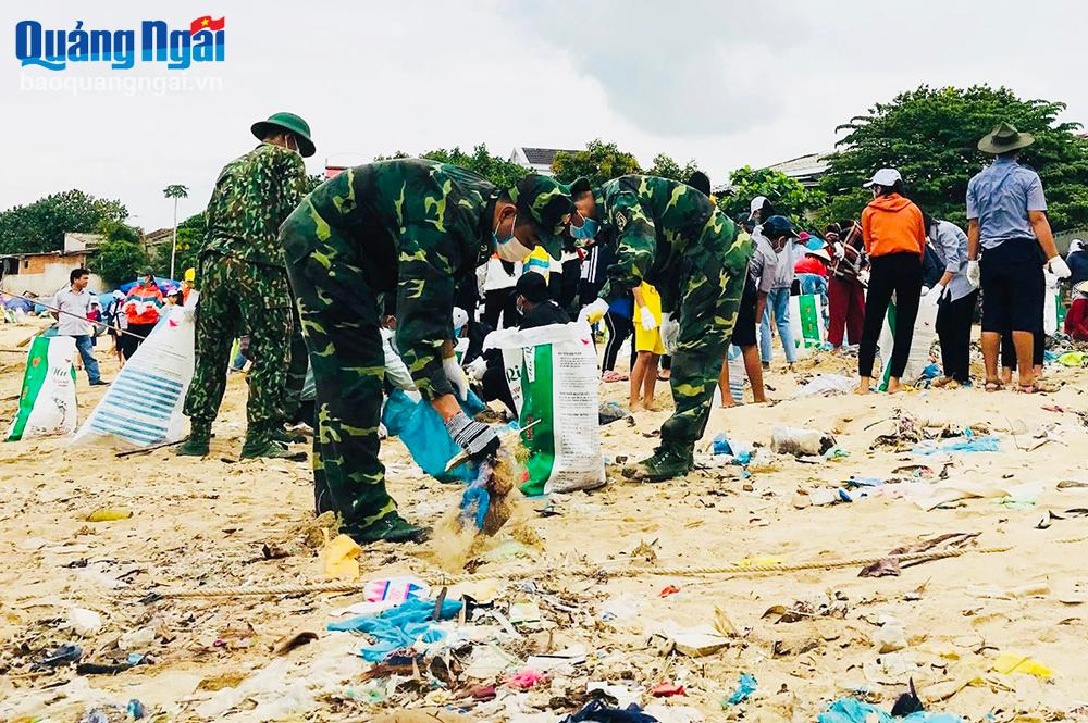 Các lực lượng tham gia thu gom rác ở khu vực biển.