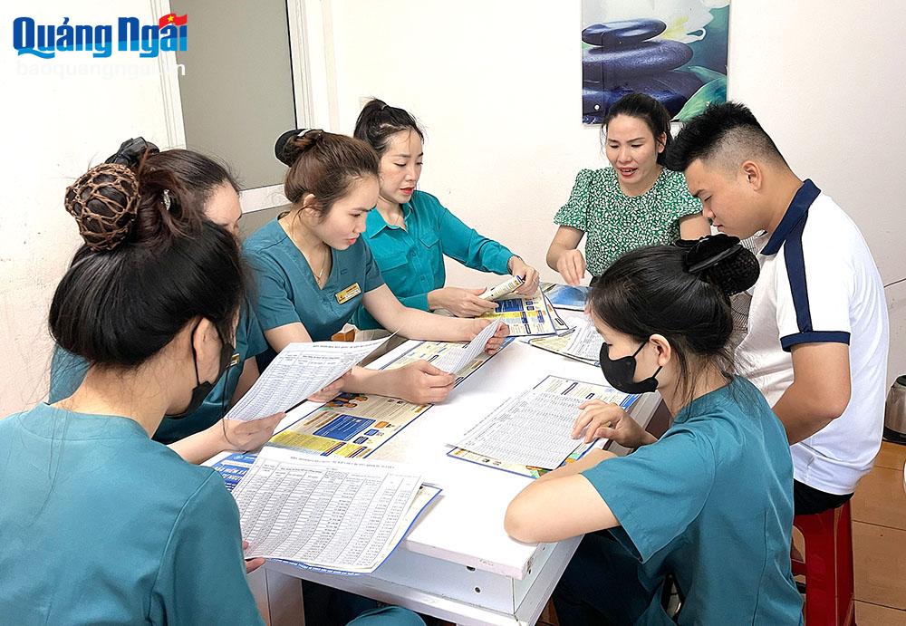 Cán bộ Bảo hiểm xã hội tỉnh tuyên truyền chính sách bảo hiểm xã hội tự nguyện tại một spa trên địa bàn TP.Quảng Ngãi. 