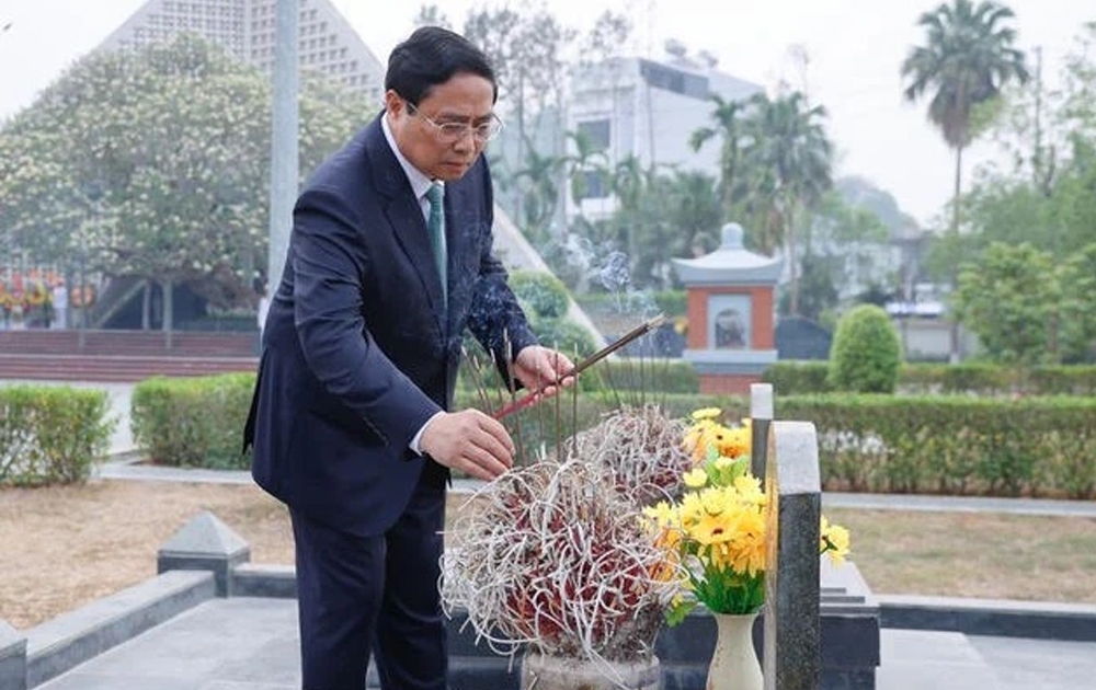 Thủ tướng Phạm Minh Chính dâng hương tại mộ phần các liệt sĩ tại Nghĩa trang Liệt sĩ quốc gia A1.