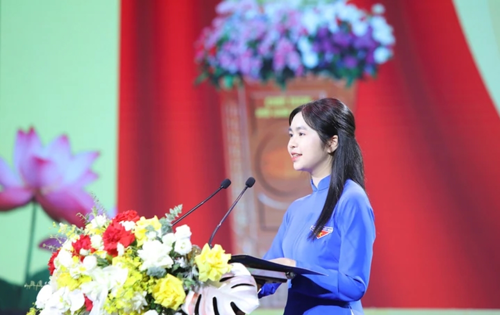 Đoàn viên Hồ Phương Linh, Trường THPT Chuyên Hà Tĩnh đại diện cho thế hệ trẻ phát biểu chào mừng tại lễ kỷ niệm.