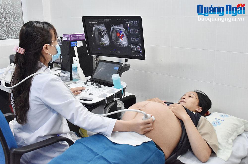 Bác sĩ Trương Thị Cẩm Hương, Bệnh viện Sản - Nhi tỉnh thực hiện kỹ thuật siêu âm tim thai qua thành bụng của thai phụ.