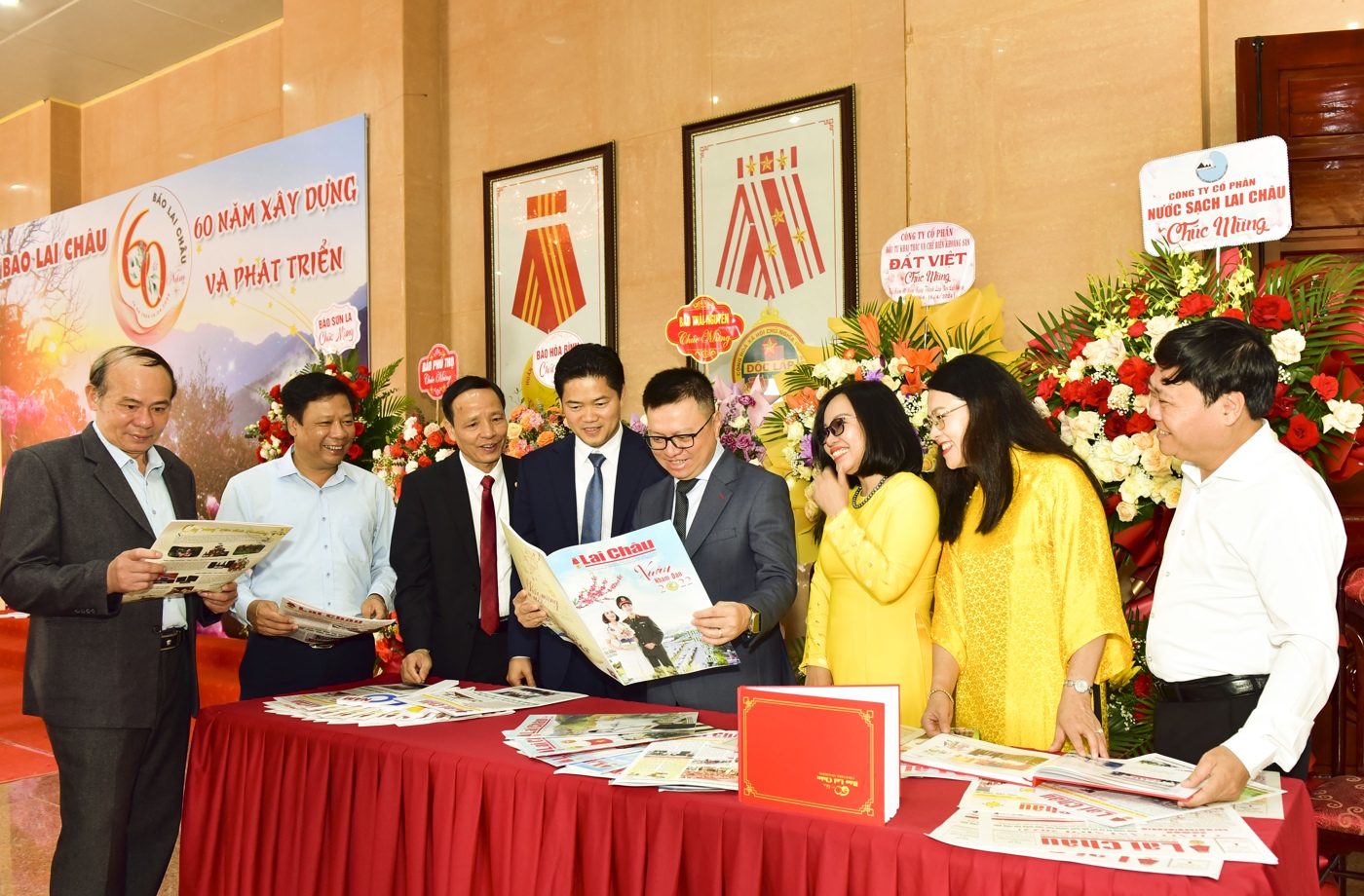 Đại biểu tìm hiểu các ấn phẩm Báo Lai Châu.