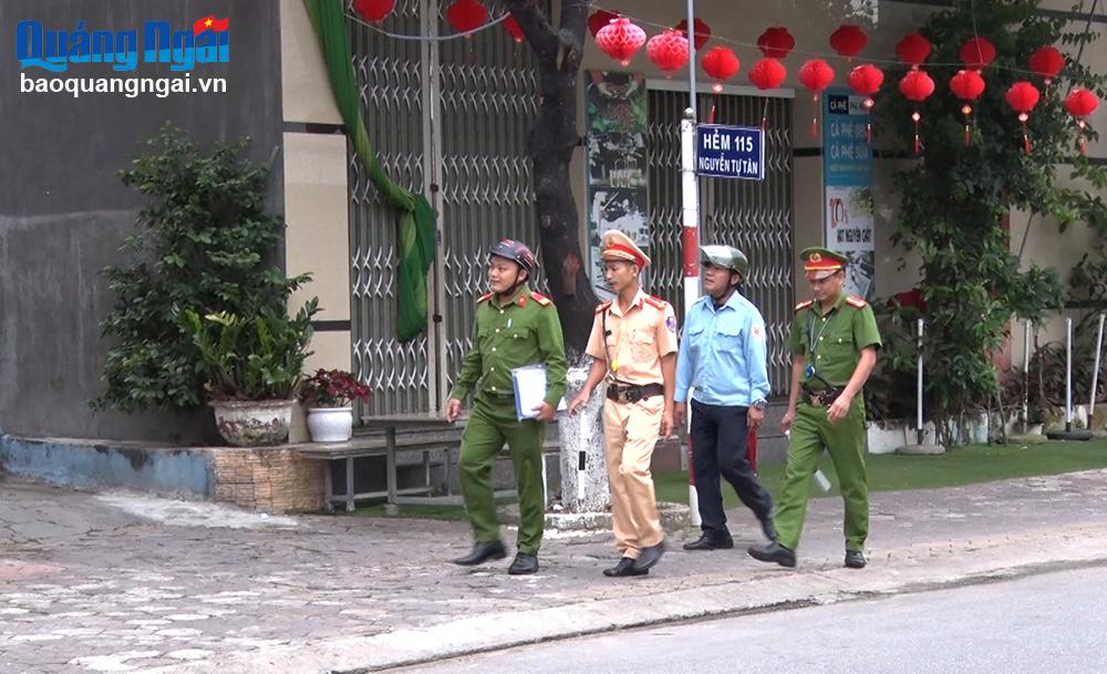 Công an phường Trần Hưng Đạo (TP.Quảng Ngãi) thường xuyên tuần tra trên tuyến đường Nguyễn Tự Tân.