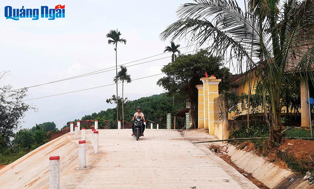 Đường giao thông nông thôn được xây dựng rộng rãi nhờ việc hiến đất của đảng viên Đinh Văn Tí, ở thôn Gò Lã, xã Sơn Dung (Sơn Tây).