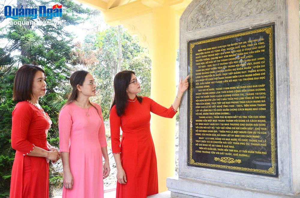 N Du khách tham quan, tìm hiểu cuộc đời và sự nghiệp hoạt động cách mạng của Tổng Bí thư Trần Phú tại khu di tích.