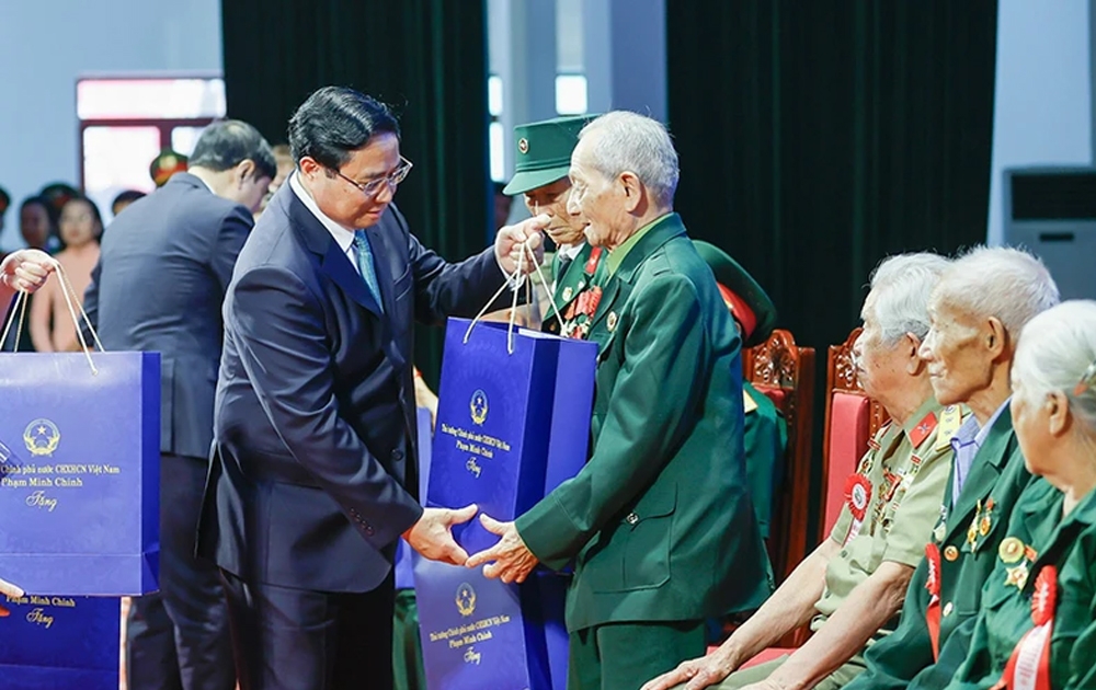 Thủ tướng Phạm Minh Chính tặng quà cho các lực lượng vũ trang tham Chiến dịch Điện Biên Phủ.