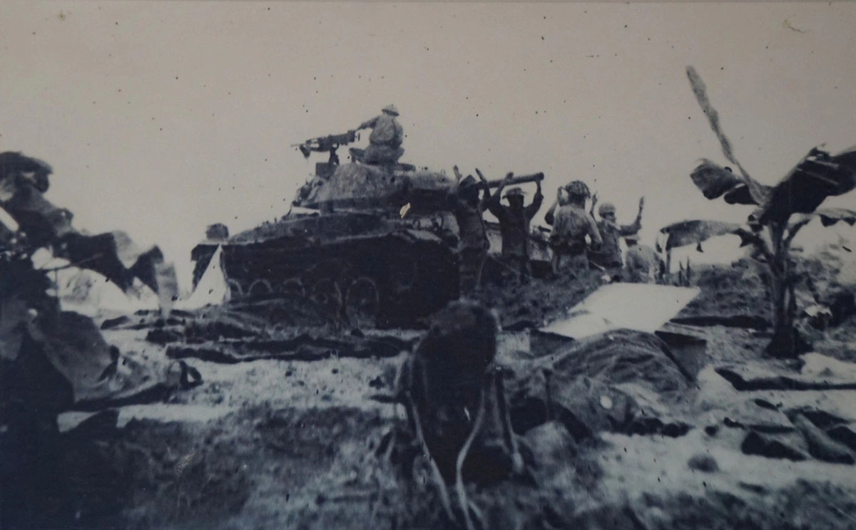 Bộ đội ta chiếm xe tăng của Pháp, tất cả binh lính trên xe xin hàng, năm 1954  - Nguồn: Trung tâm Lưu trữ quốc gia III 