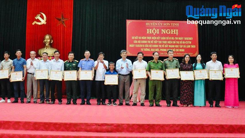 Khen thưởng các cá nhân có thành tích trong học tập và làm theo tư tưởng, đạo đức, phong cách Hồ Chí Minh.
