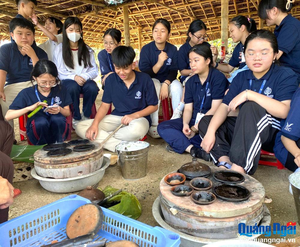 Học sinh tham quan trải nghiệm làm bánh tại Làng du lịch cộng đồng Gò Cỏ.
