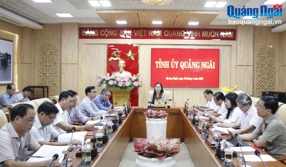 Ủy viên Trung ương Đảng, Bí thư Tỉnh ủy, Chủ tịch HĐND tỉnh Bùi Thị Quỳnh Vân dự hội nghị ở điểm cầu Quảng Ngãi.