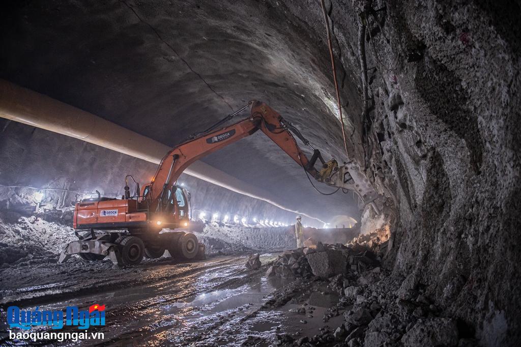 heo hợp đồng ký kết với chủ đầu tư, hầm số 3 sẽ hoàn thành sau 42 tháng thi công, nhưng Tập đoàn Đèo Cả đang nỗ lực để thông hầm đường bộ cấp đặc biệt này sớm hơn kế hoạch.