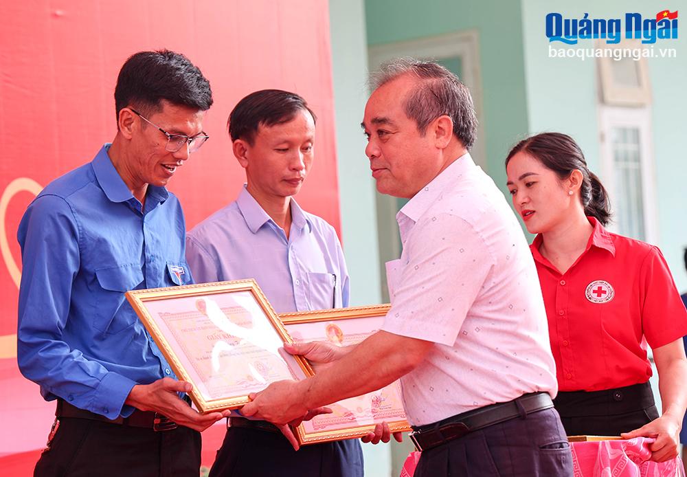 Phó Chủ tịch Thường trực UBND tỉnh Trần Hoàng Tuấn trao tặng giấy khen cho các tập thể và cá nhân có thành tích xuất sắc trong phong trào hiến máu tình nguyện năm 2023 của huyện Nghĩa Hành.