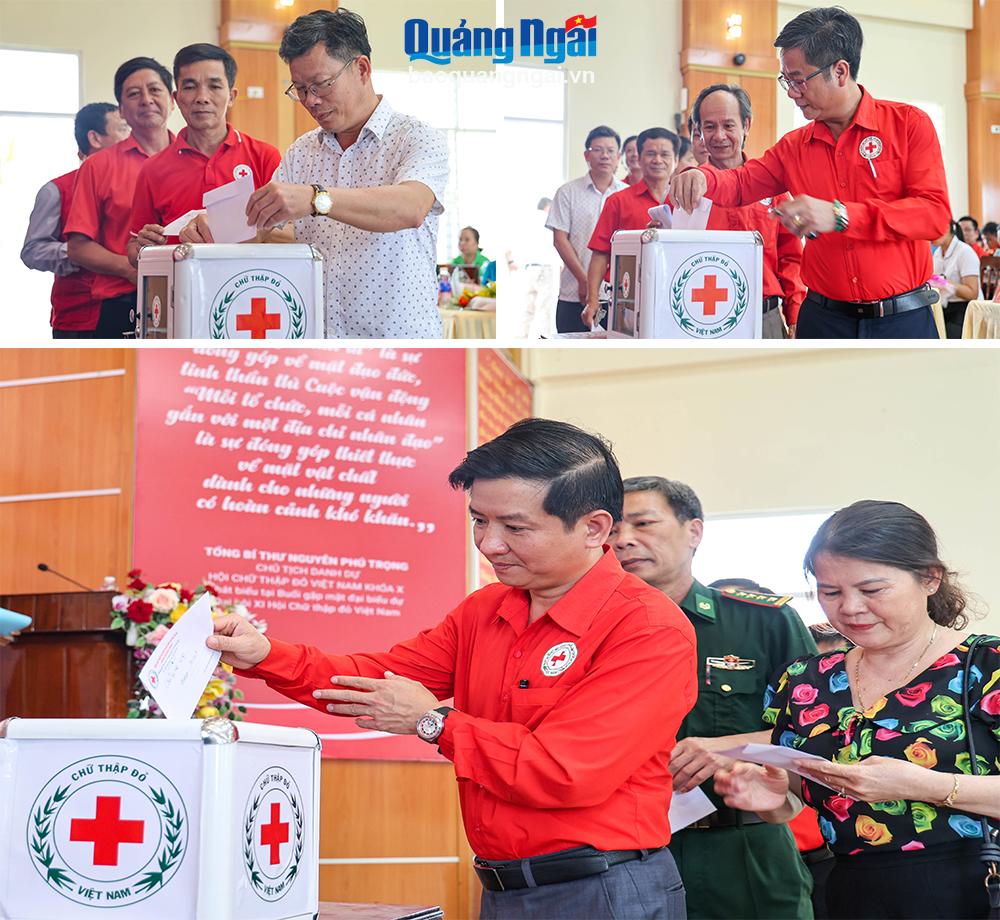 Đại biểu, cán bộ, hội viên, tình nguyện viên Chữ thập đỏ, nhà hảo tâm ủng hộ hưởng ứng Tháng Nhân đạo năm 2024.