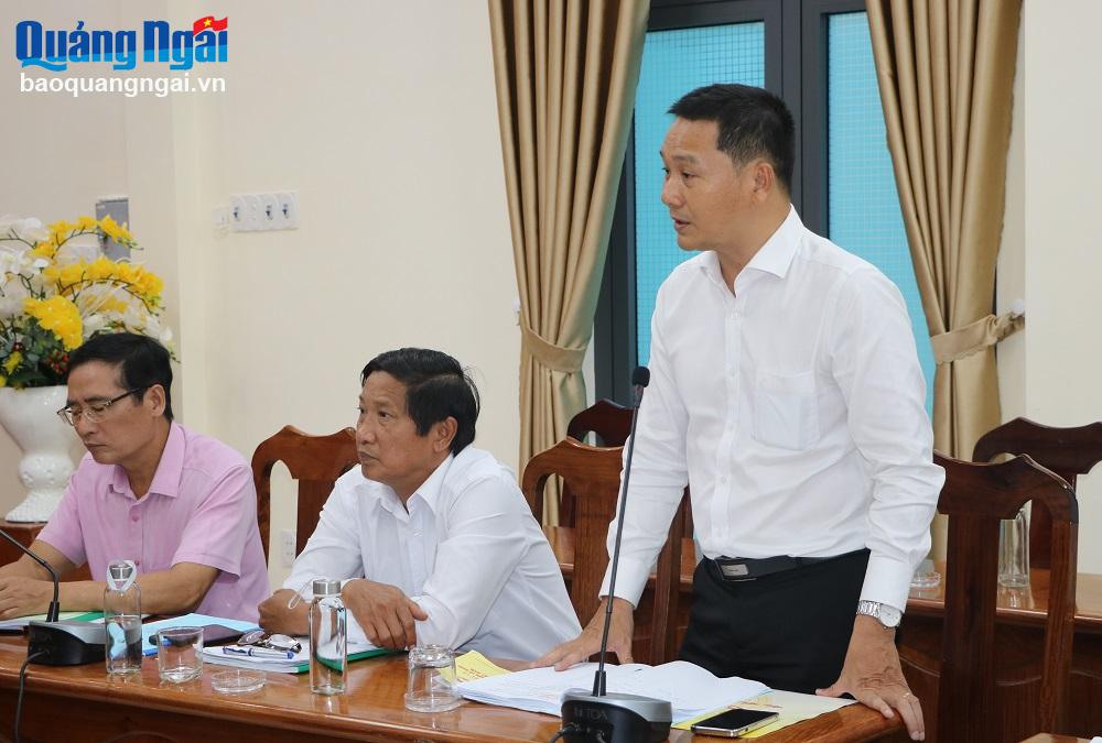 Chủ tịch Ủy ban MTTQ Việt Nam huyện Tư Nghĩa Đỗ Ngọc Tây báo cáo tại buổi làm việc. 
