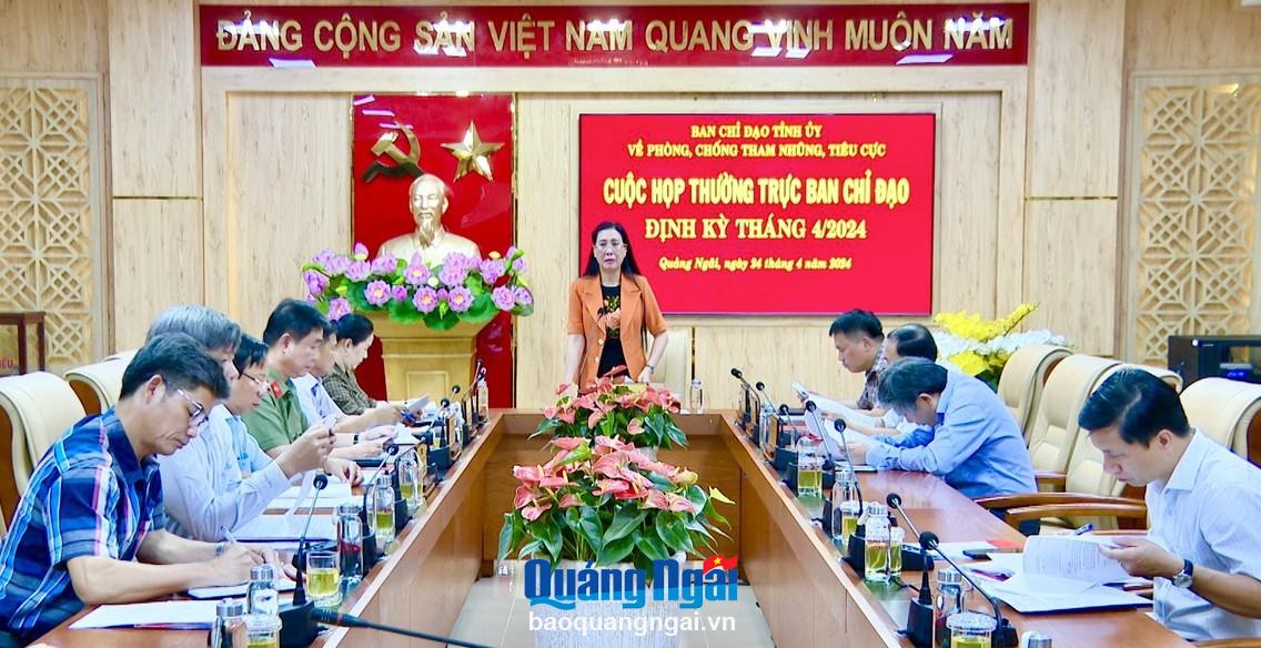 Ủy viên Trung Đảng, Bí thư Tỉnh ủy, Chủ tịch HĐND tỉnh Bùi Thị Quỳnh Vân phát biểu tại cuộc họp.