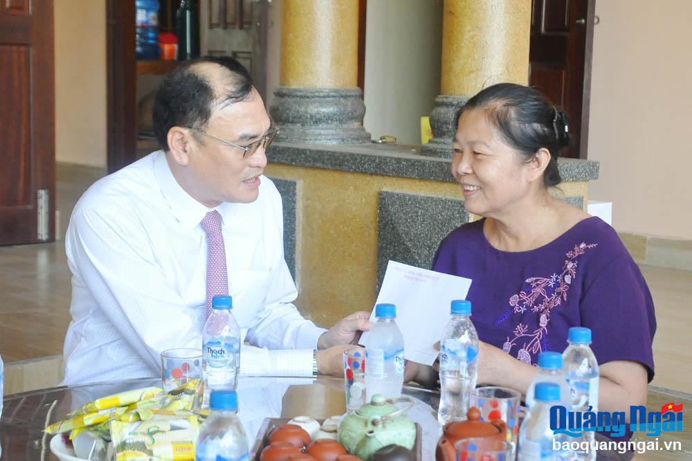 Chủ nhiệm UBKT Tỉnh ủy Võ Văn Quỳnh thăm hỏi và tặng quà cho bà Nguyễn Thị Hường là con gái của chiến sĩ TNXP Nguyễn Thị Hồng.