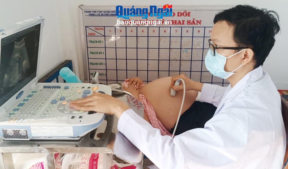 Thai phụ được bác sĩ siêu âm, theo dõi sức khỏe thai nhi.