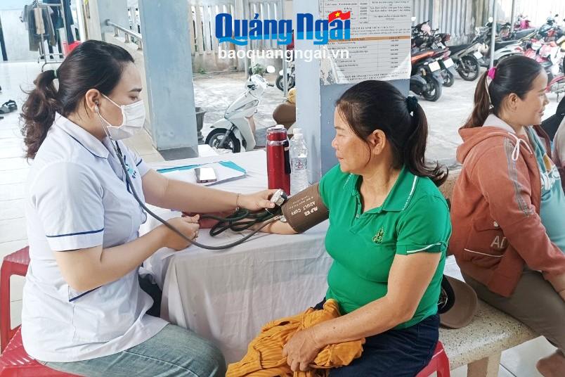Gần 100 phụ nữ ở phường Phổ Thạnh (TX.Đức Phổ) được các y, bác sĩ của Bệnh viện Sản - Nhi tỉnh tư vấn, khám bệnh miễn phí.
