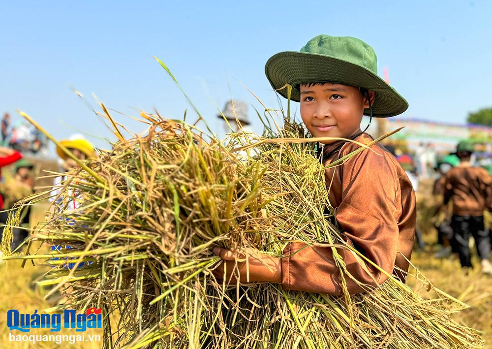 Em Hồ Thế Gia Khang đến từ huyện Trà Bồng rất vui vẻ và hứng khởi khi lần đầu tiên con được tham gia hoạt động làm nông dân.