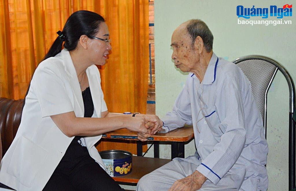 Bí thư Tỉnh ủy Bùi Thị Quỳnh Vân thăm hỏi, tri ân các chiến sĩ Điện Biên.
