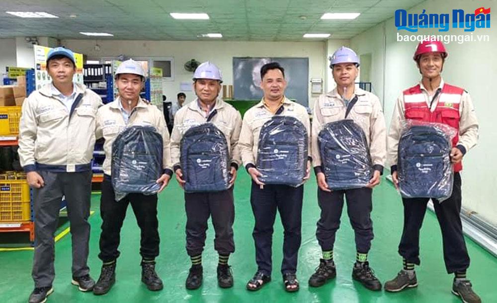Công đoàn cở sở Công ty Doosan Vina tặng quà sinh nhật cho người lao động.