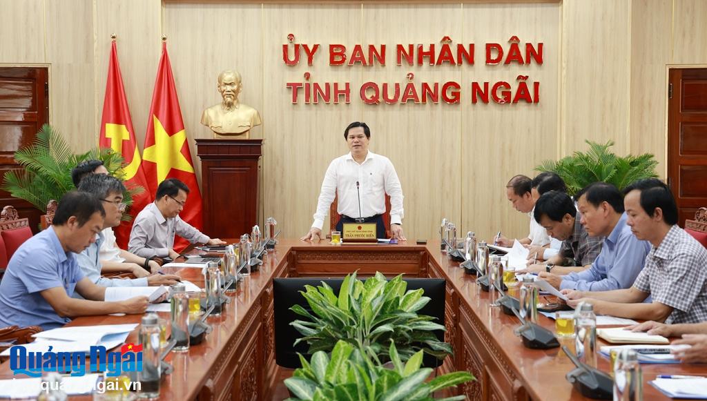 Phó Chủ tịch UBND tỉnh Trần Phước Hiền chủ trì cuộc họp. 