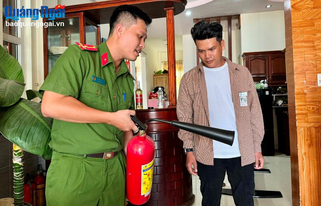 Công an huyện Lý Sơn kiểm tra các dụng cụ cứu hỏa tại các cơ sở lưu trú.