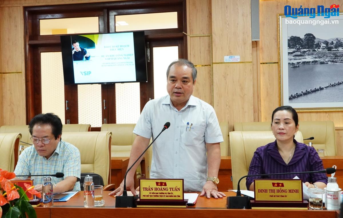 Phó Chủ tịch Thường trực UBND tỉnh Trần Hoàng Tuấn phát biểu tại buổi là việc.
