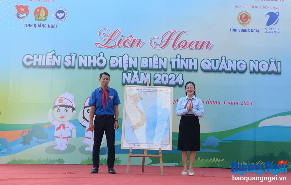 Hội đồng Đội tỉnh tặng bản đồ Việt Nam cho Liên đội Trường THCS Tịnh Sơn.