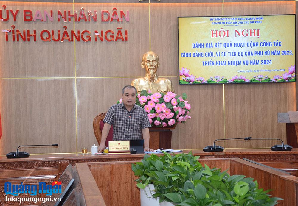 Phó Chủ tịch Thường trực UBND tỉnh Trần Hoàng Tuấn phát biểu tại hội nghị.