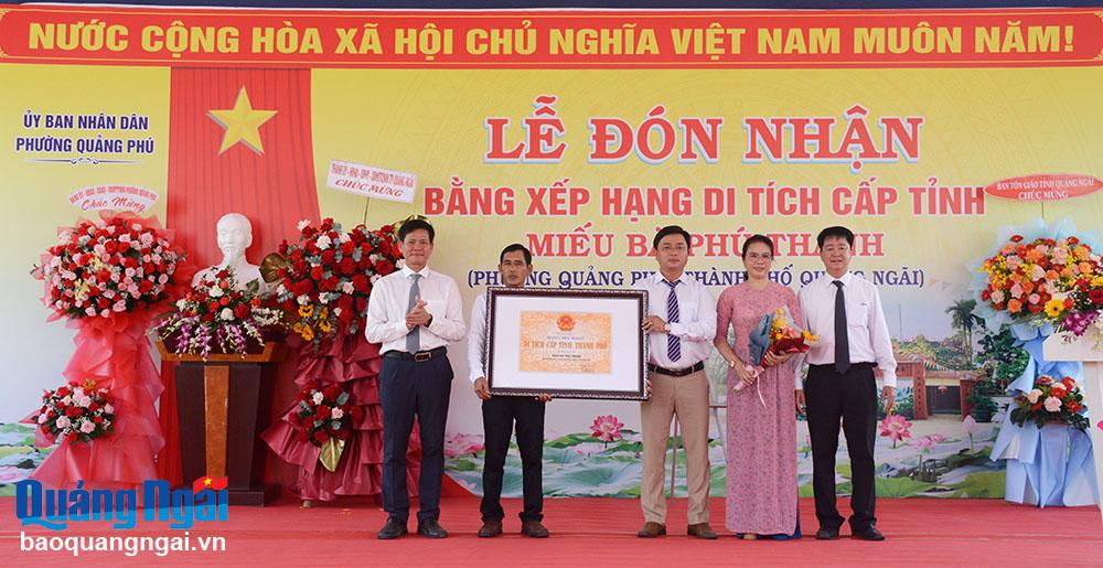 UBND phường Quảng Phú (TP.Quảng Ngãi) đón nhận Bằng công nhận Di tích lịch sử cấp tỉnh Miếu bà Phú Thạnh.