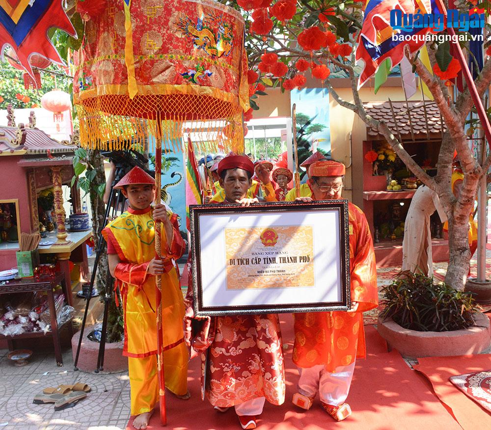 Ban quản lý Di tích lịch sử Miếu bà Phú Thạnh thực hiện nghi lễ rước di tích vào Miếu bà Phú Thạnh.