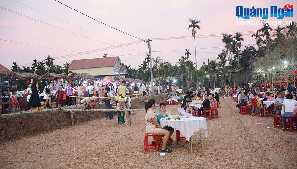 Đêm ẩm thực đồng quê tại làng Bình Thành, xã Hành Nhân (Nghĩa Hành) thu hút nhiều du khách đến tham quan, thưởng thức các món ăn dân dã.