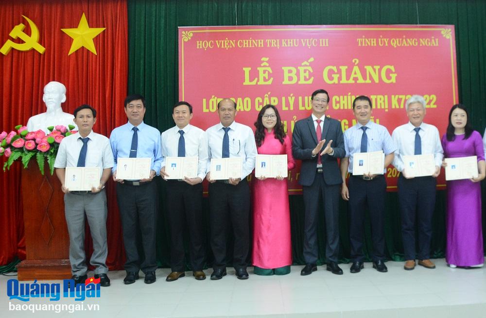 PGS.TS Phạm Đức Kiên, Phó Giám đốc Học viện Chính trị khu vực III trao bằng tốt nghiệp cho các học viên. 