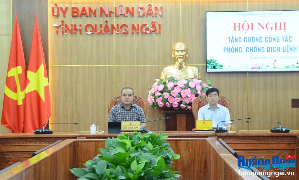 Phó Chủ tịch Thường trực UBND tỉnh Trần Hoàng Tuấn và Giám đốc Sở Y tế Phạm Minh Đức chủ trì hội nghị tại điểm cầu Quảng Ngãi.