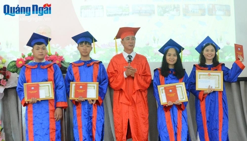 Trường Cao đẳng Kỹ nghệ Dung Quất trao bằng tốt nghiệp cho học sinh, sinh viên