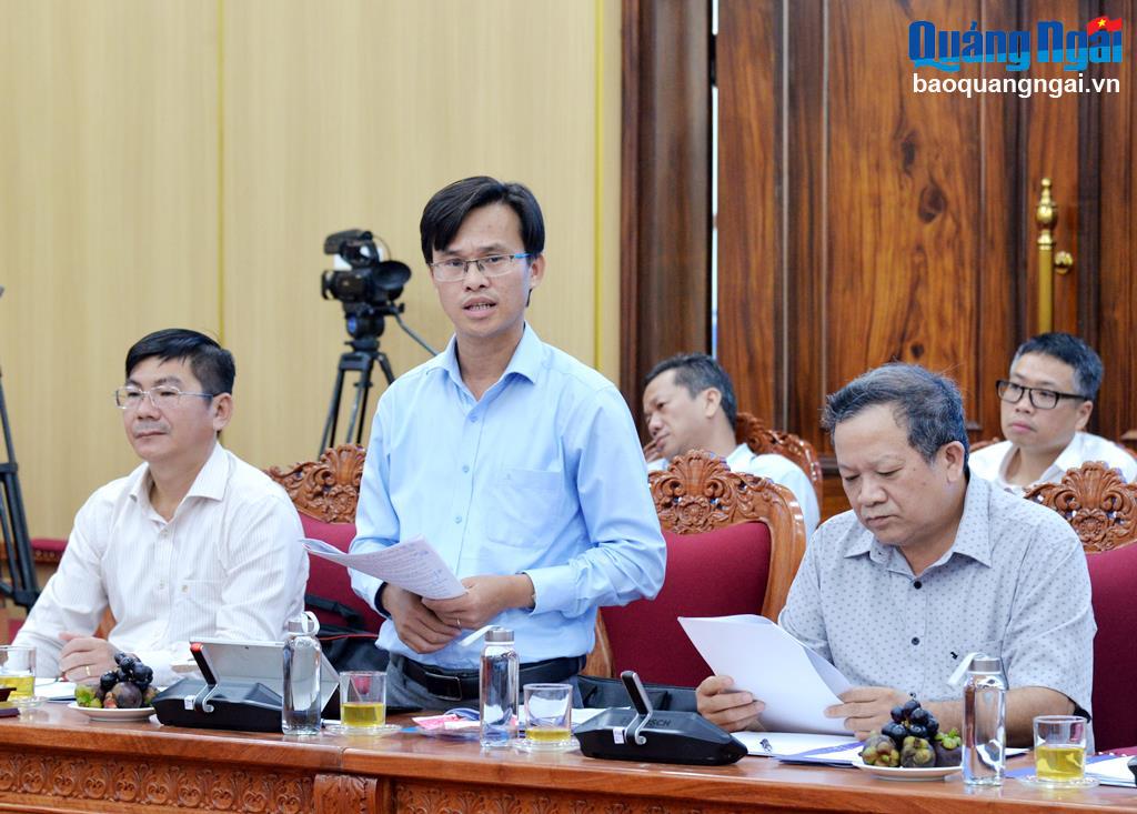 Lãnh đạo UBND huyện Bình Sơn phát biểu tại cuộc họp.