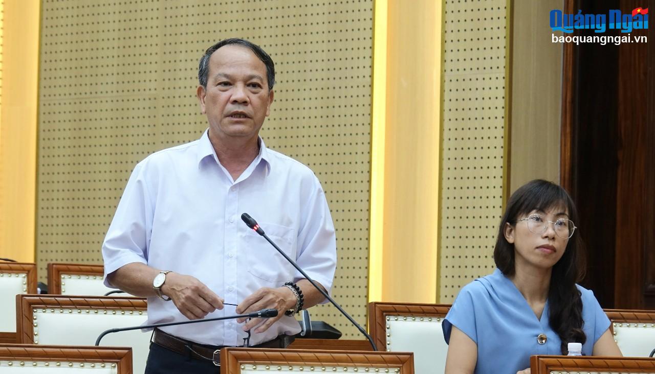 Phó Chánh án TAND tỉnh Phan Ngọc Minh trả lời các câu hỏi tại buổi họp báo.