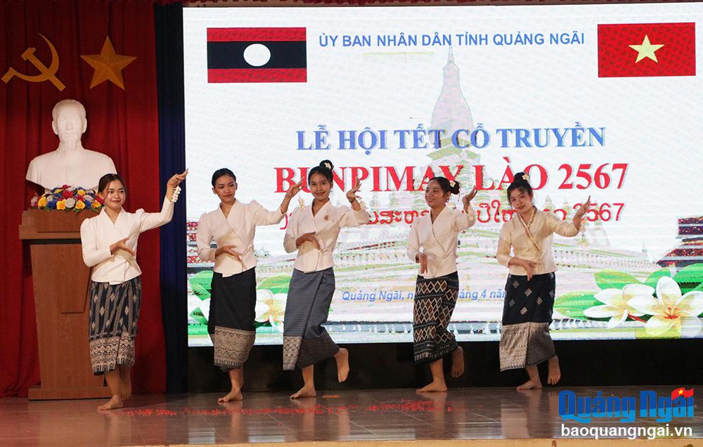 Một tiết mục văn nghệ do sinh viên Lào biểu diễn. 